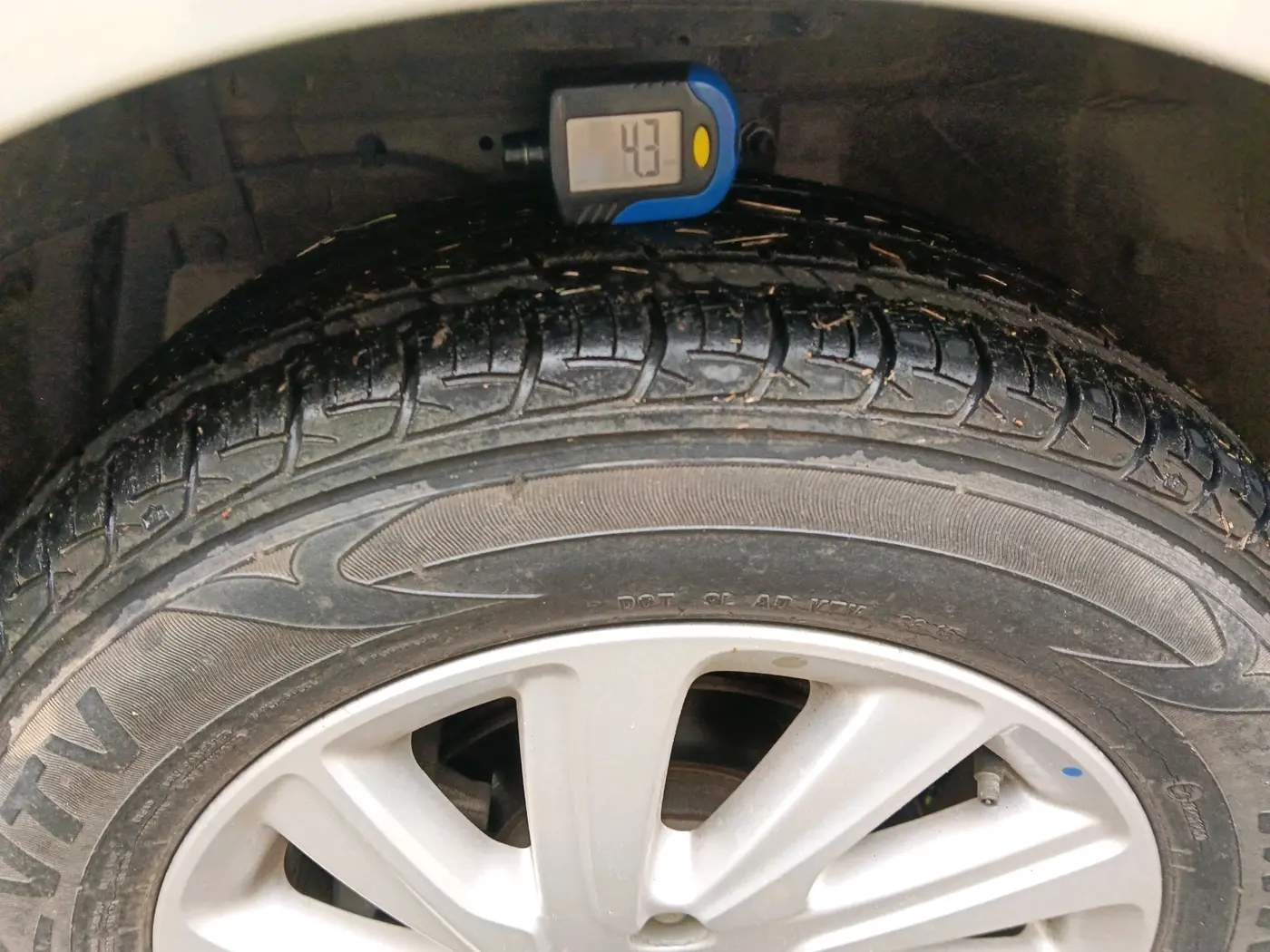 2015 Maruti Swift Dzire ZXI, Petrol, Manual, 30,698 km, tyre