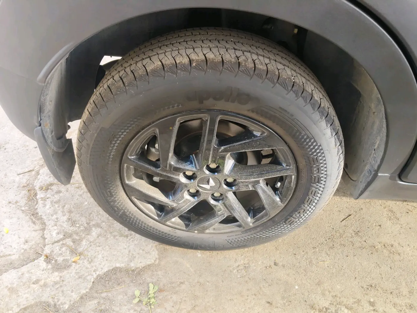 2025 Mahindra XUV 3XO REVX A 1.2 Petrol MT, Petrol, Manual, 5,756 km, tyre