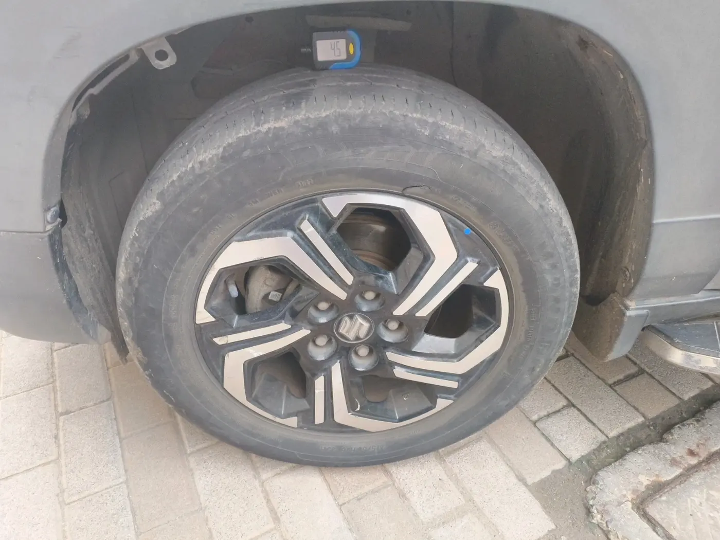 2022 Maruti BREZZA ZXI + AT SMART HYBRID DUAL TONE, Petrol, Automatic, 29,469 km, tyre
