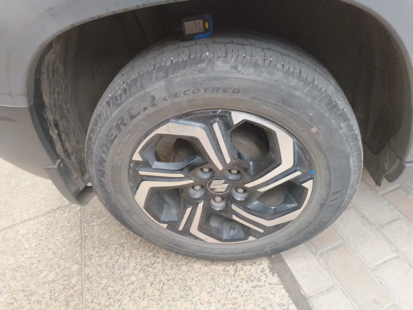 2022 Maruti BREZZA ZXI + AT SMART HYBRID DUAL TONE, Petrol, Automatic, 29,469 km, tyre