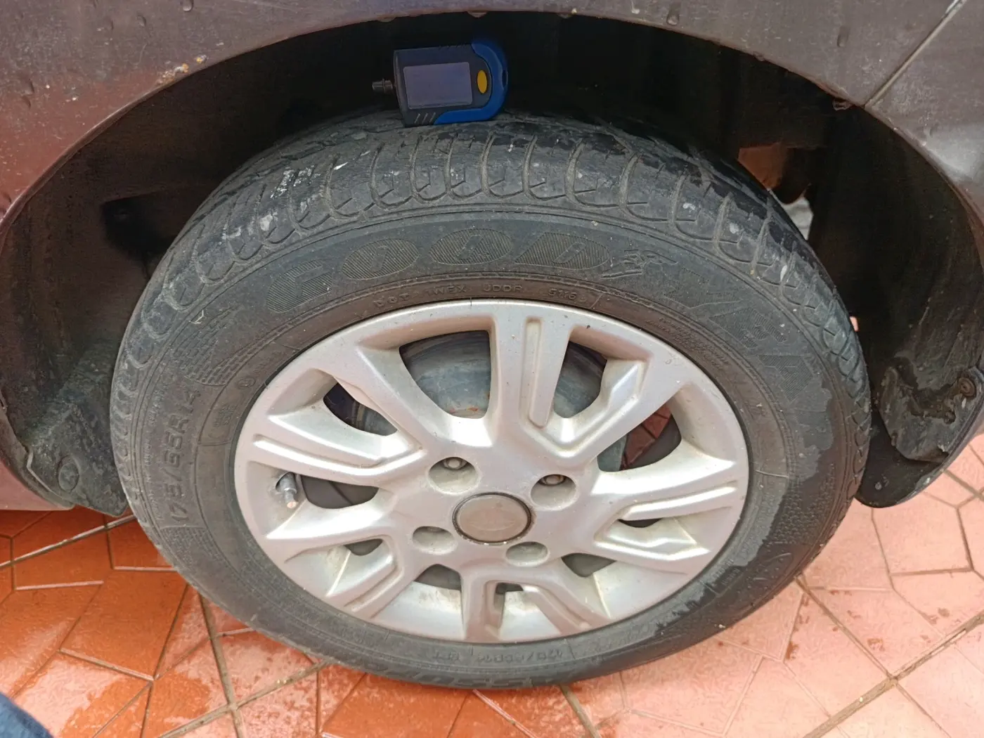 2017 Tata Tiago XZA PETROL, Petrol, Automatic, 27,618 km, tyre