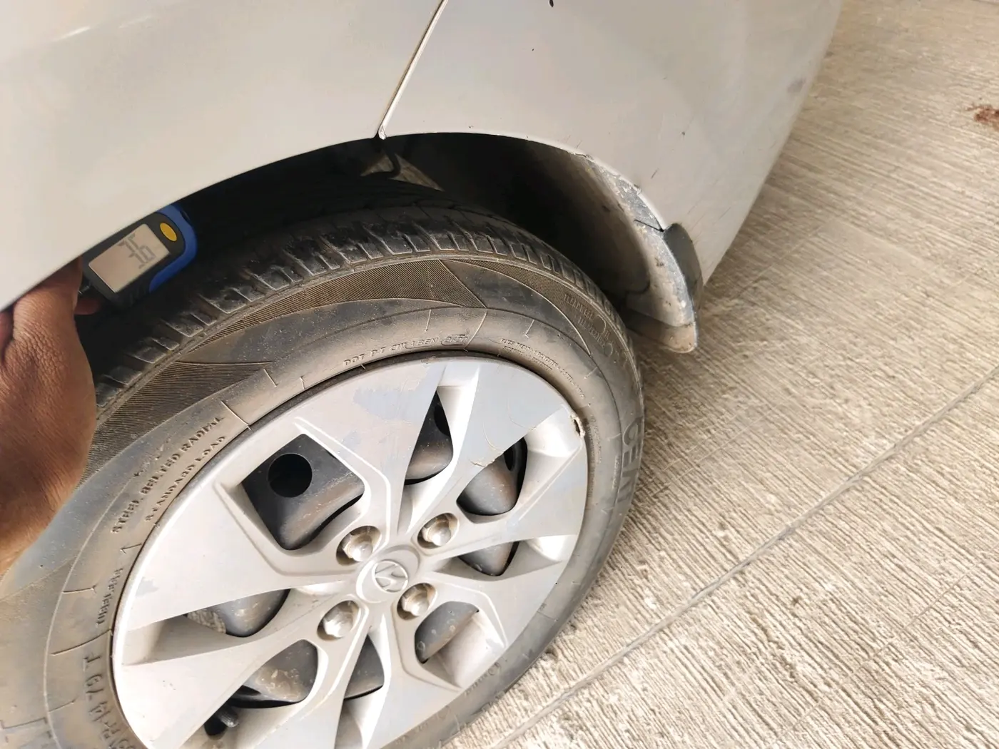 2017 Hyundai Xcent S 1.2, Petrol, Manual, 1,07,329 km, tyre