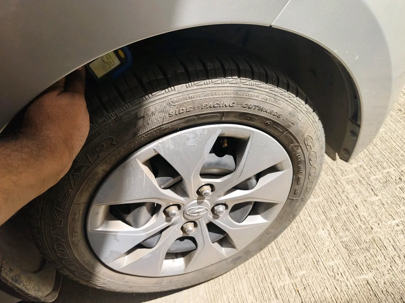 2017 Hyundai Xcent S 1.2, Petrol, Manual, 1,07,329 km, tyre