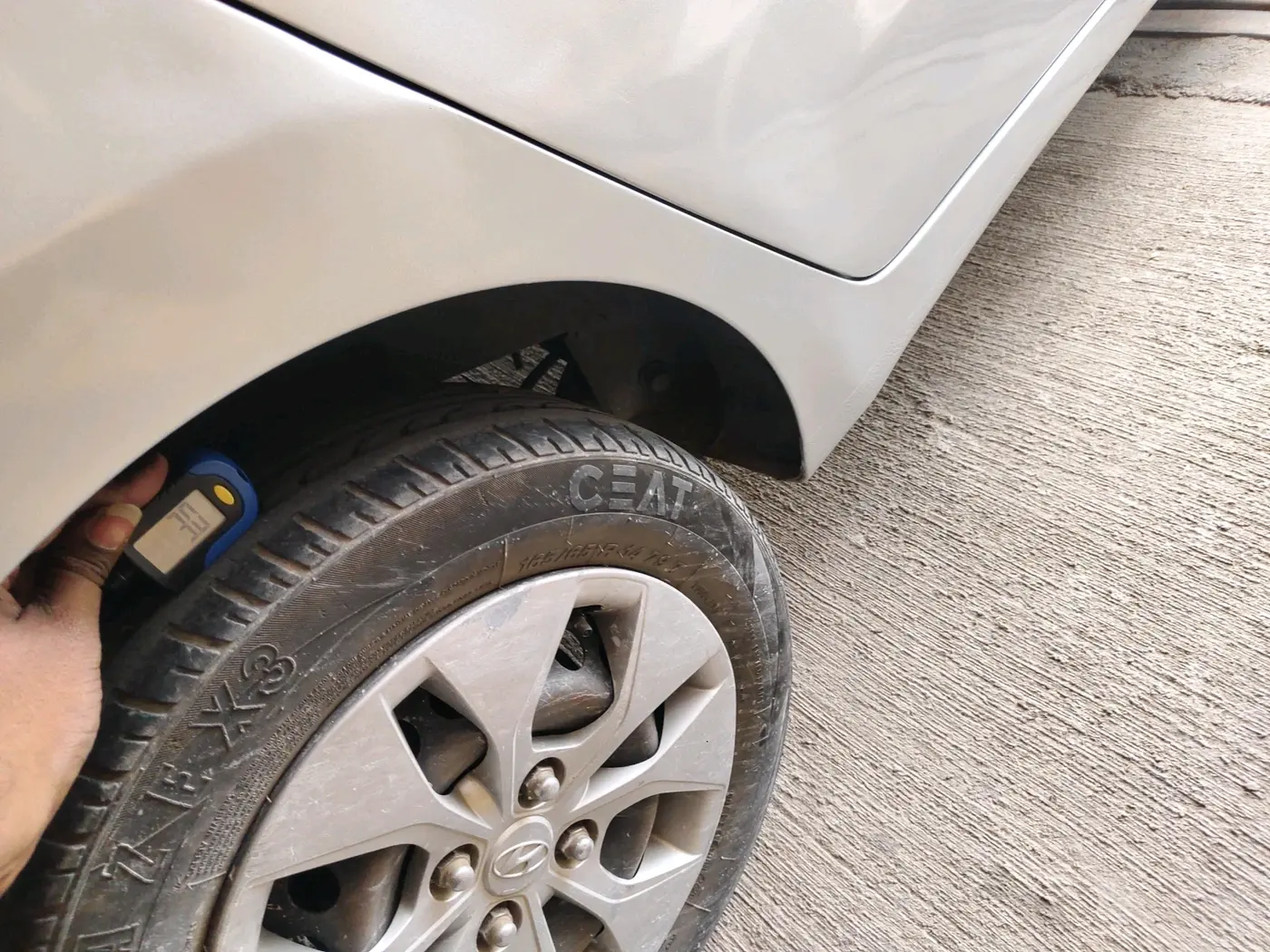 2017 Hyundai Xcent S 1.2, Petrol, Manual, 1,07,329 km, tyre