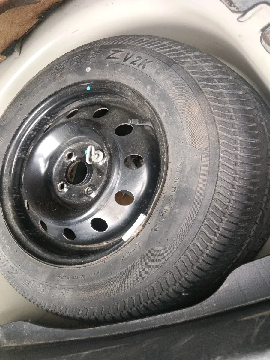 2013 Maruti Swift Dzire VXI, Petrol, Manual, 25,136 km, tyre