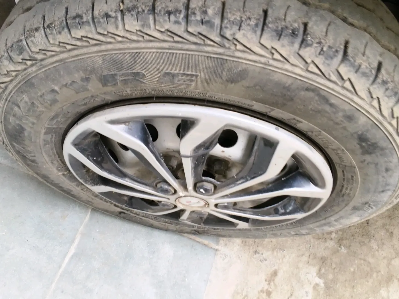 2023 Maruti Eeco 7 STR STD 1.2, Petrol, Manual, 13,373 km, tyre
