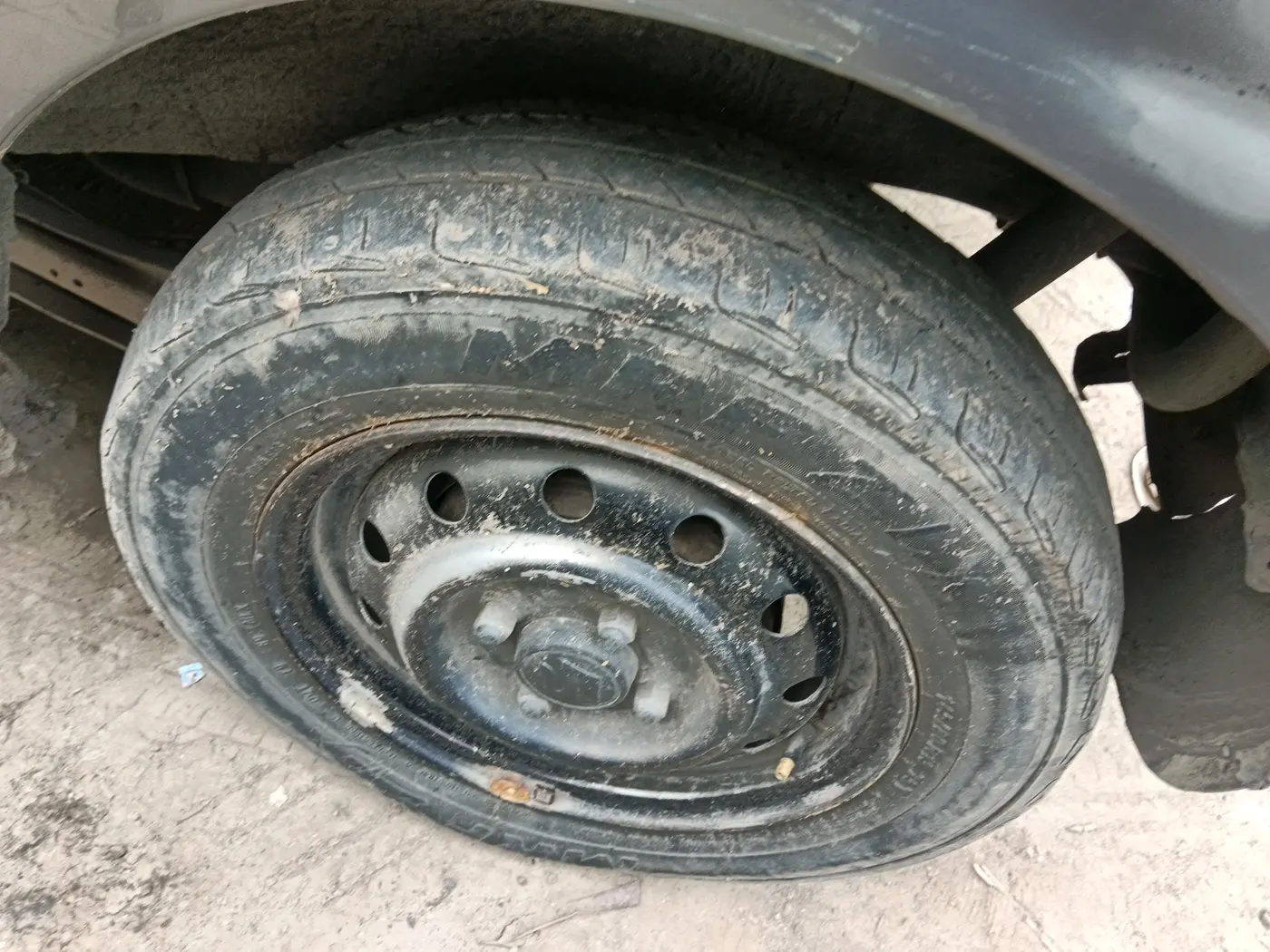 2011 Maruti Wagon R 1.0 LXI CNG, CNG, Manual, 2,03,249 km, tyre