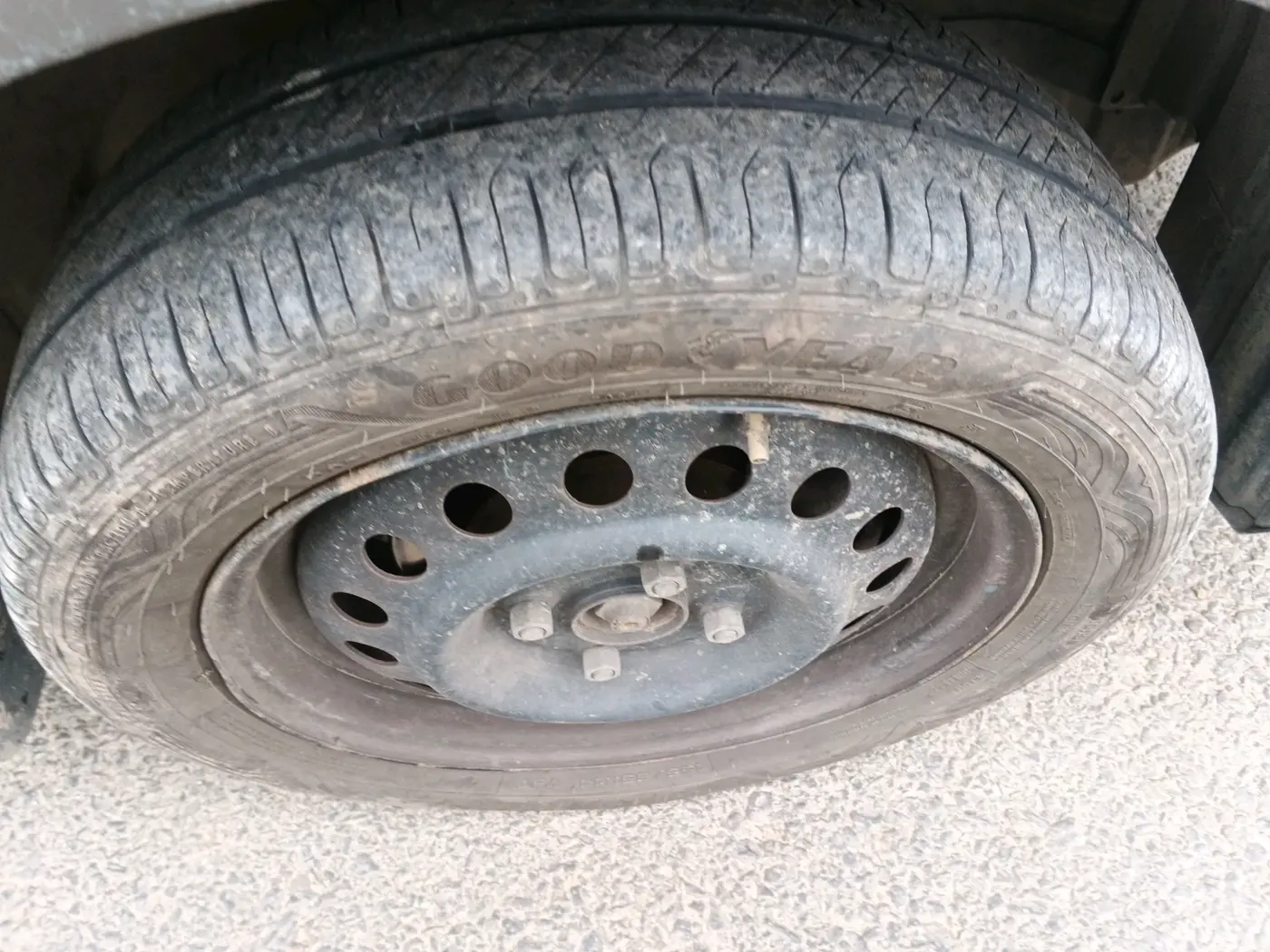 2013 Maruti Wagon R 1.0 VXI, Petrol, Manual, 1,08,623 km, tyre
