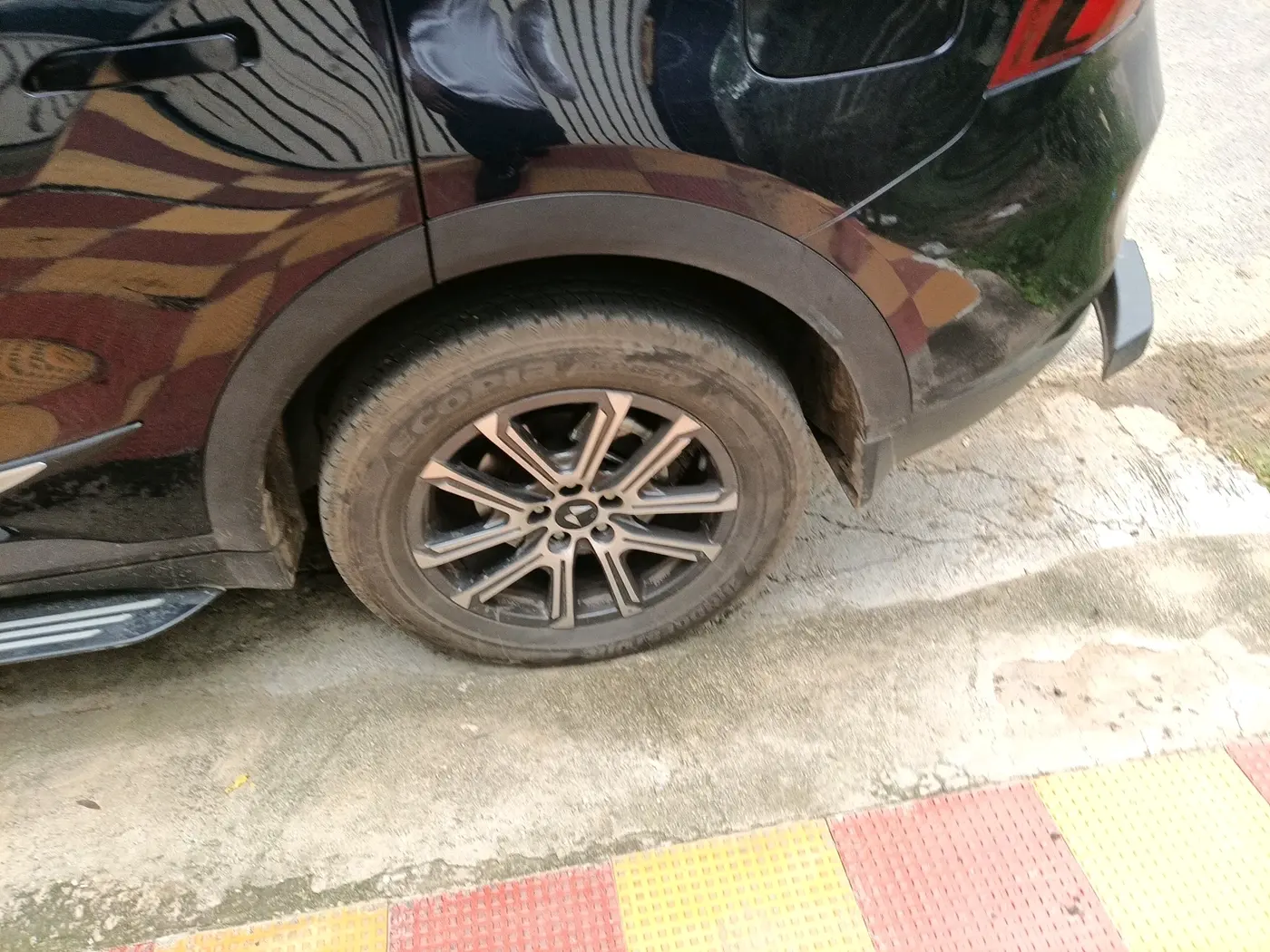 2025 Mahindra XUV700 AX 7 LUXURY P AT 7 STR, Petrol, Automatic, 11,711 km, tyre