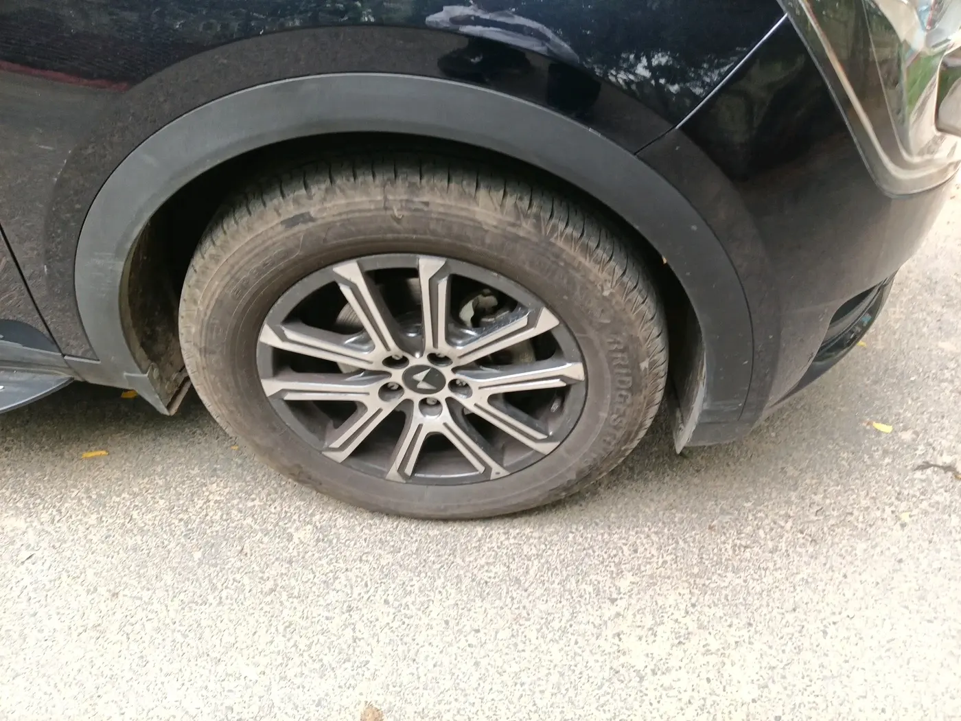 2025 Mahindra XUV700 AX 7 LUXURY P AT 7 STR, Petrol, Automatic, 11,711 km, tyre