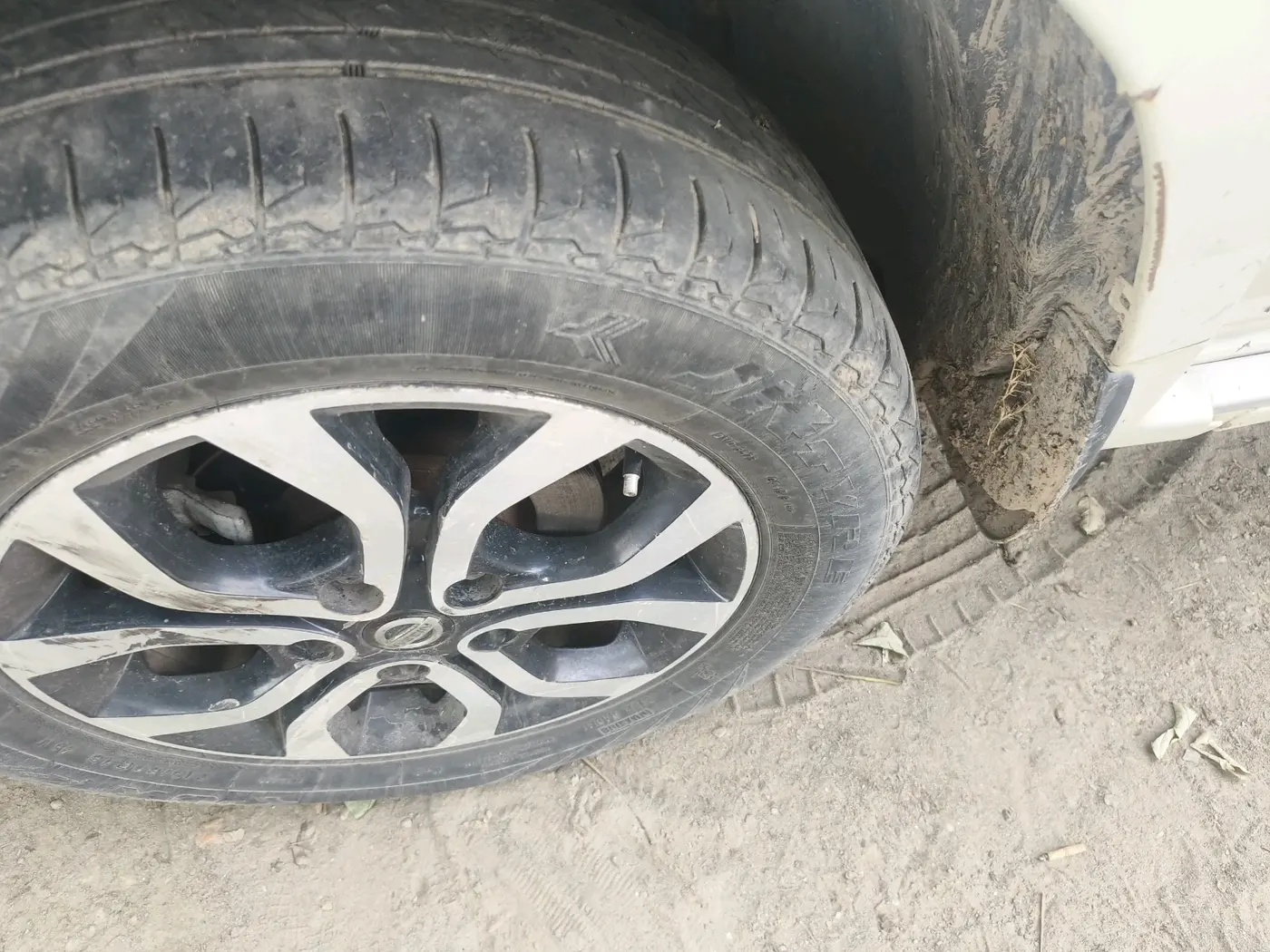 2013 Nissan Terrano XL D PLUS, Diesel, Manual, 1,67,045 km, tyre