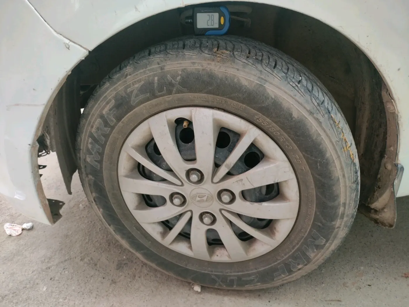 2013 Hyundai i10 SPORTZ 1.2, CNG, Manual, 2,08,080 km, tyre