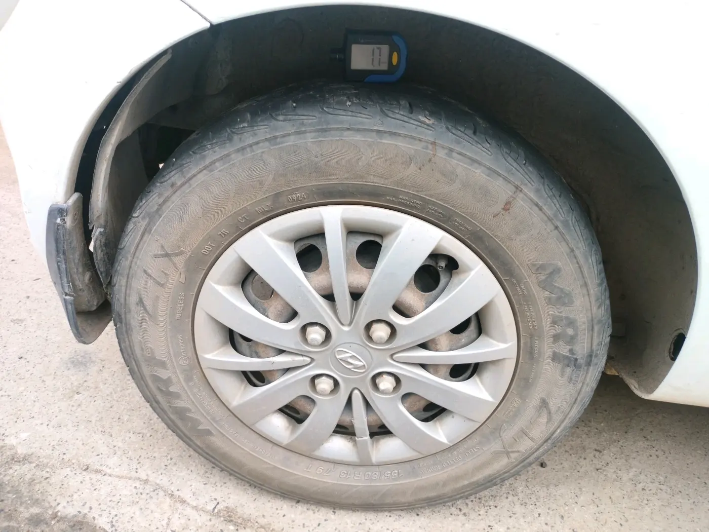 2013 Hyundai i10 SPORTZ 1.2, CNG, Manual, 2,08,080 km, tyre