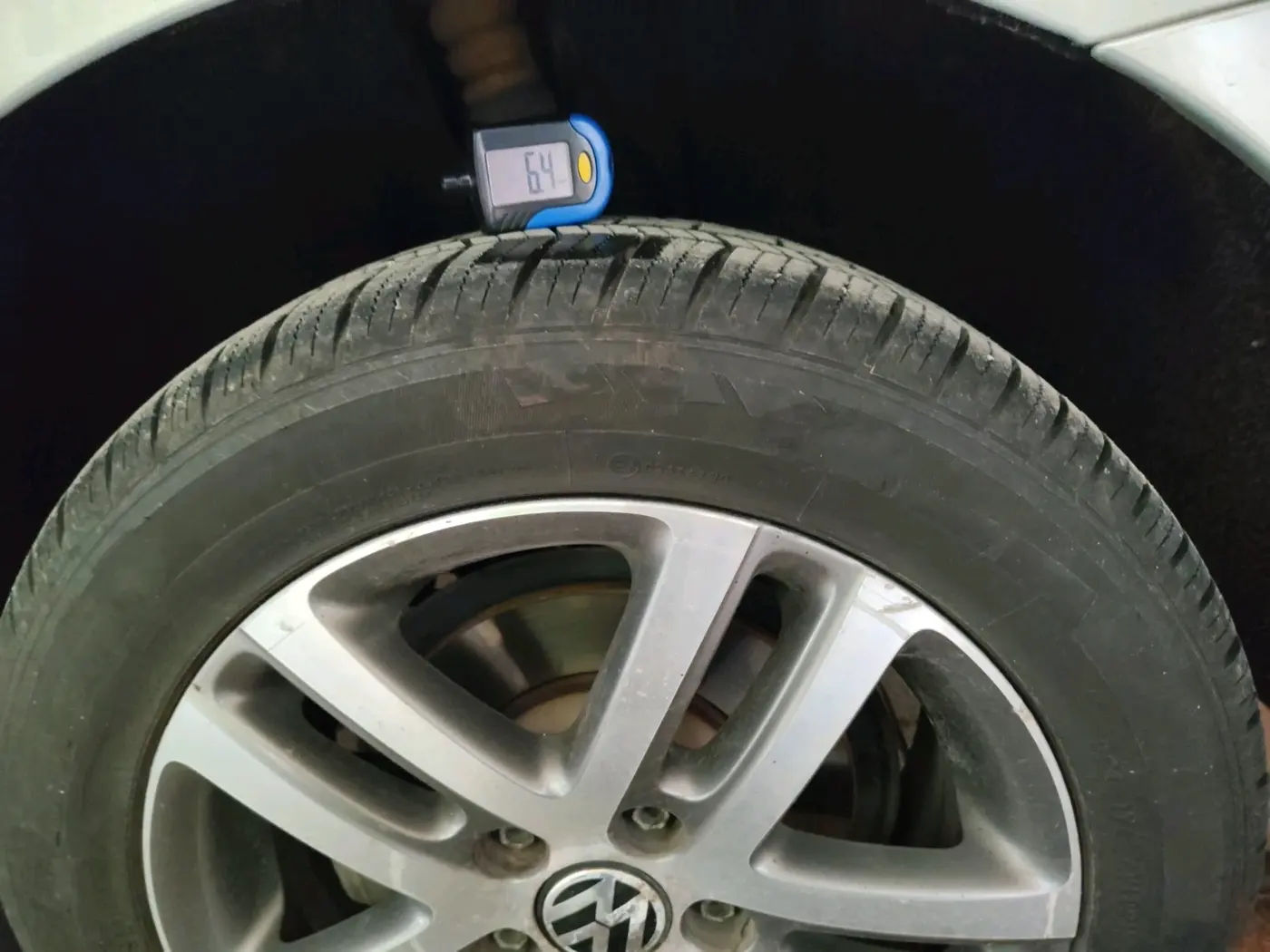 2011 Volkswagen Jetta HIGHLINE TDI AT, Diesel, Automatic, 1,29,620 km, tyre