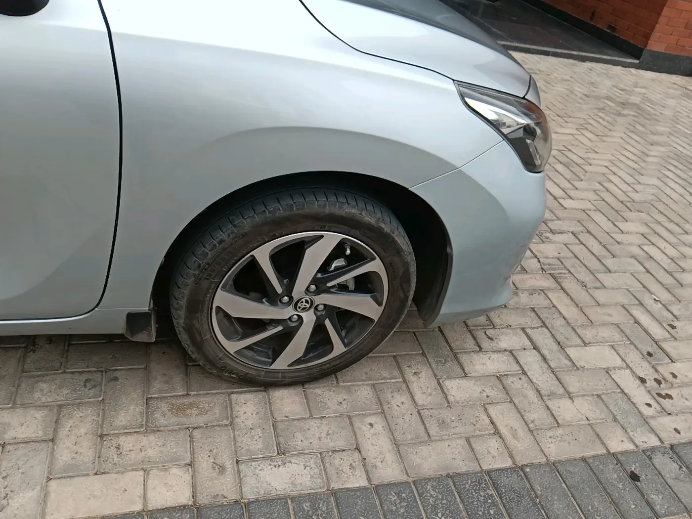 2024 Toyota Glanza V AMT, Petrol, Automatic, 67,933 km, tyre
