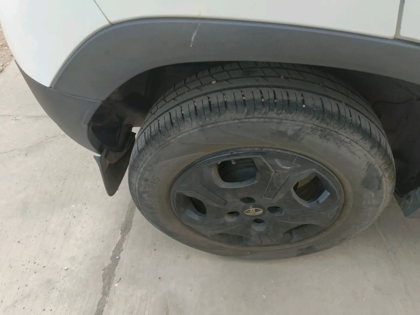2022 Tata PUNCH ACCOMPLISHED AMT, Petrol, Automatic, 39,642 km, tyre