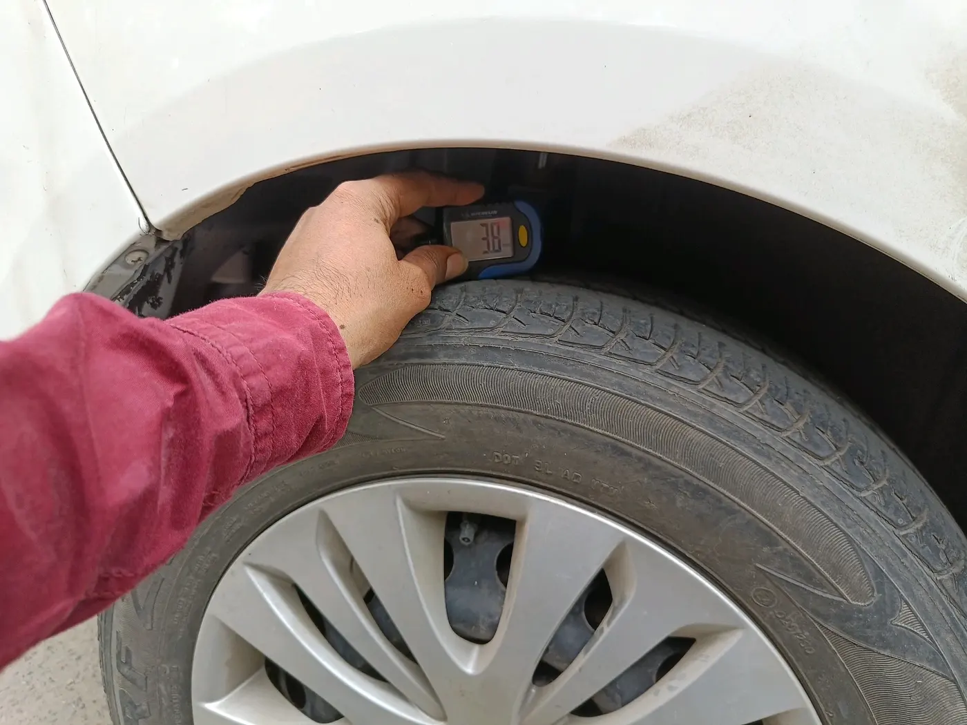 2013 Maruti Ertiga VXI, Petrol, Manual, 17,617 km, tyre