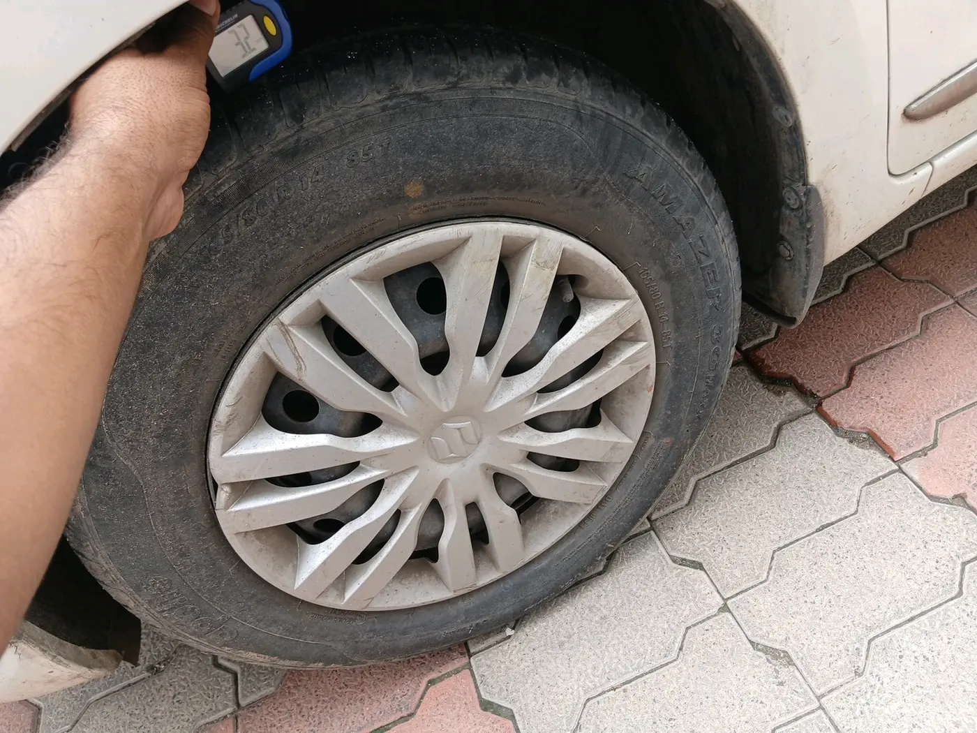 2020 Maruti Dzire VXI, Petrol, Manual, 25,542 km, tyre