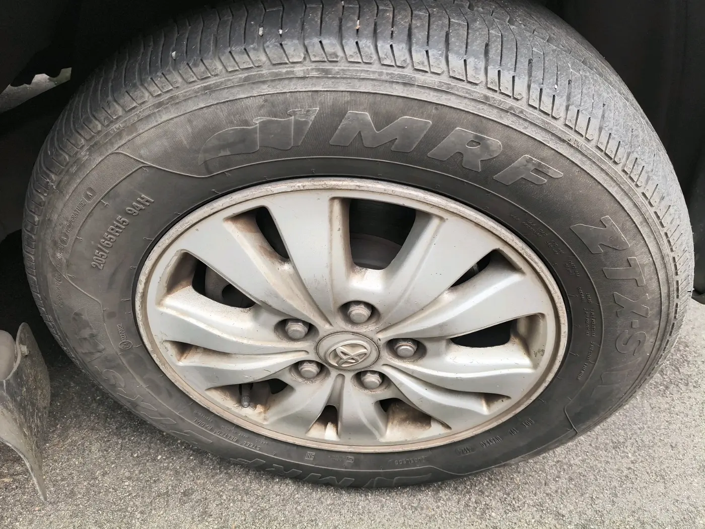 2011 Toyota Innova V 2.5 8 STR, Diesel, Manual, 2,00,248 km, tyre