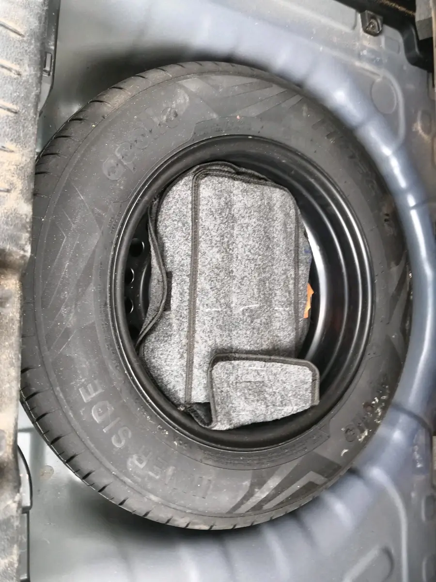 2021 Hyundai VENUE S+ 1.2, Petrol, Manual, 30,526 km, tyre
