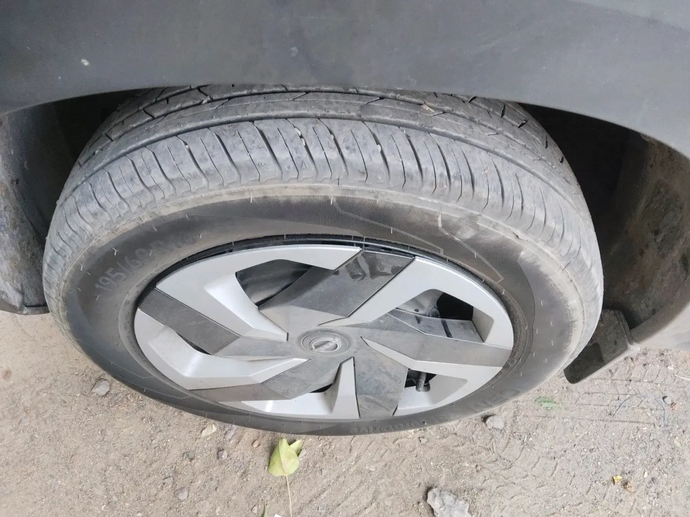 2025 Nissan MAGNITE Acenta B4D 1.0 Petrol MT, CNG, Manual, 3,280 km, tyre