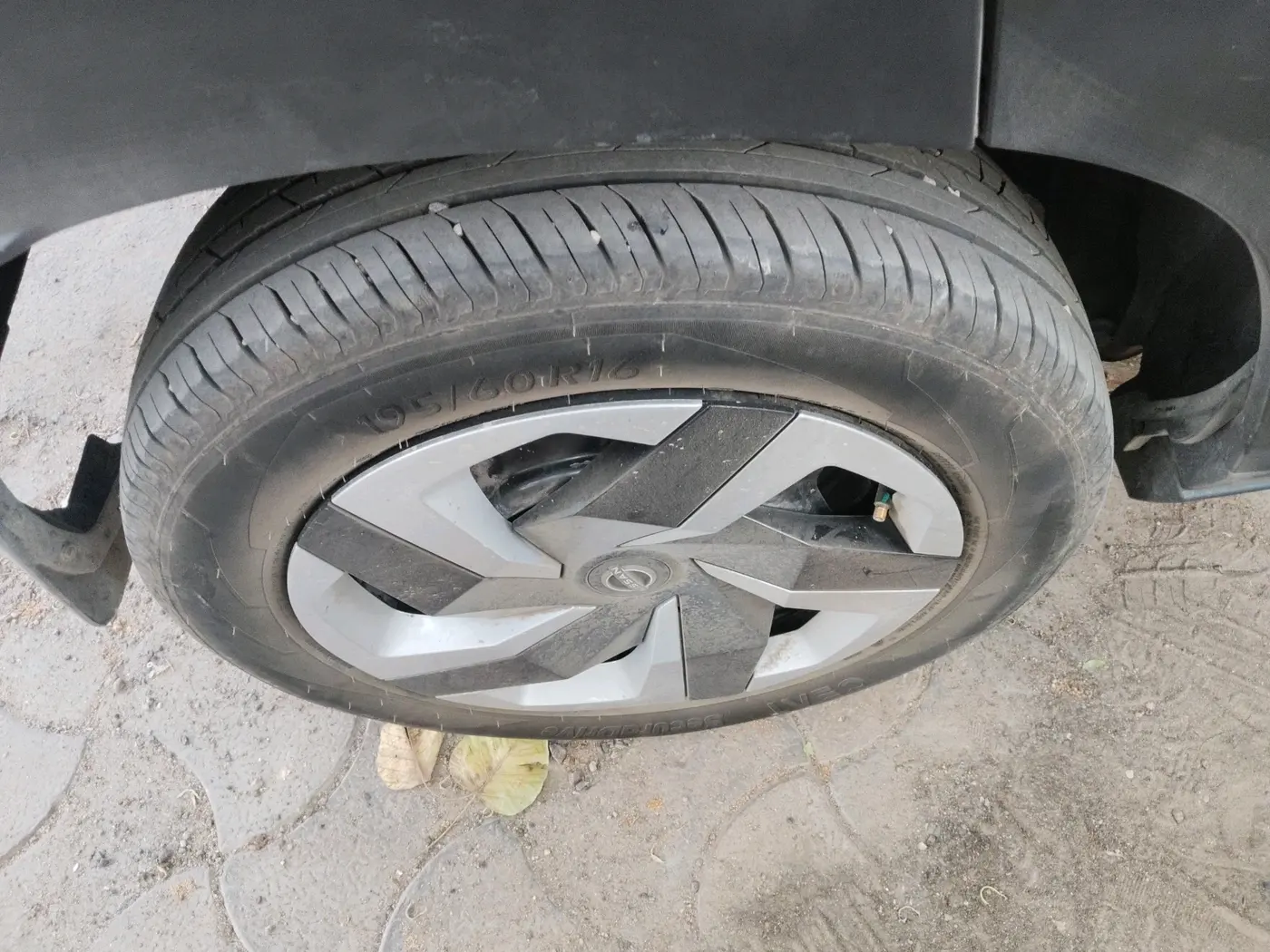 2025 Nissan MAGNITE Acenta B4D 1.0 Petrol MT, CNG, Manual, 3,280 km, tyre