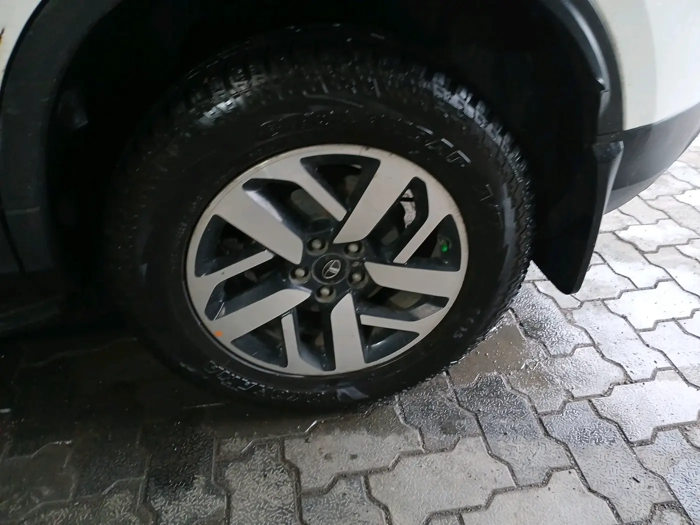 2020 Tata Harrier XZA PLUS 2.0L, Diesel, Automatic, 1,73,054 km, tyre