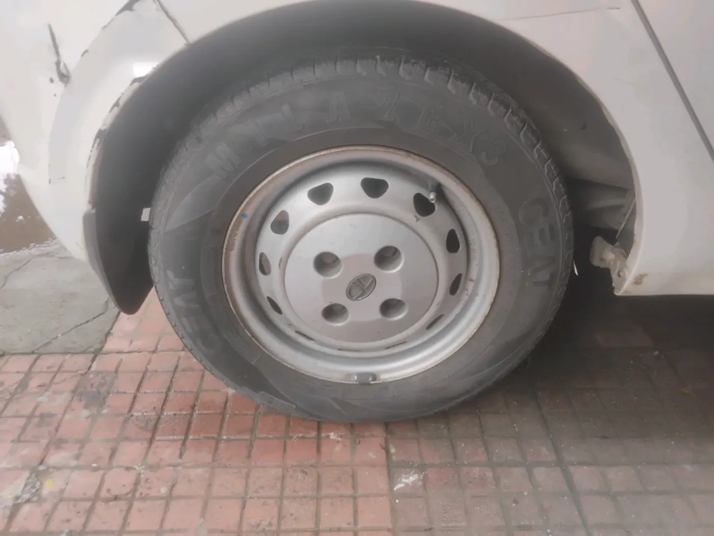 2016 Tata Tiago XM PETROL, Petrol, Manual, 1,10,739 km, tyre