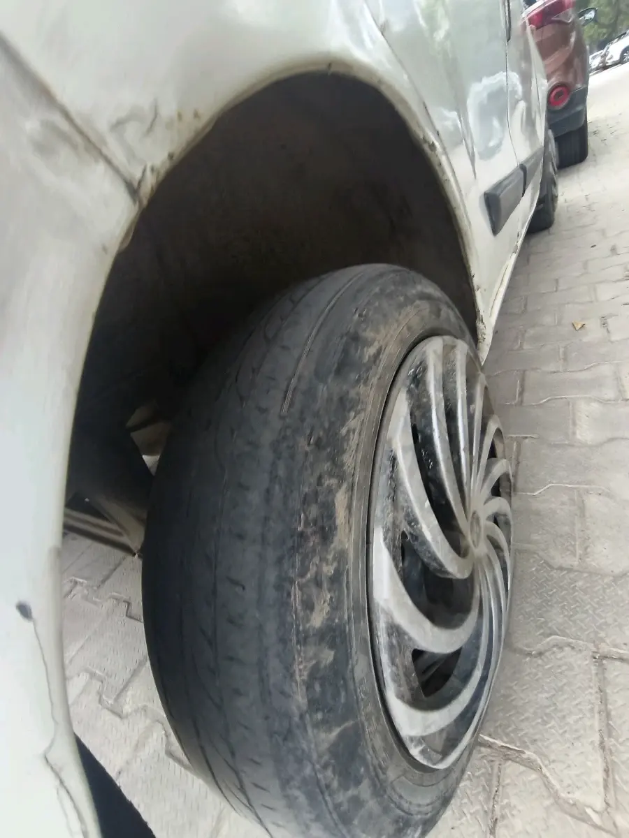 2011 Maruti Wagon R 1.0 LXI CNG, CNG, Manual, 1,08,382 km, tyre