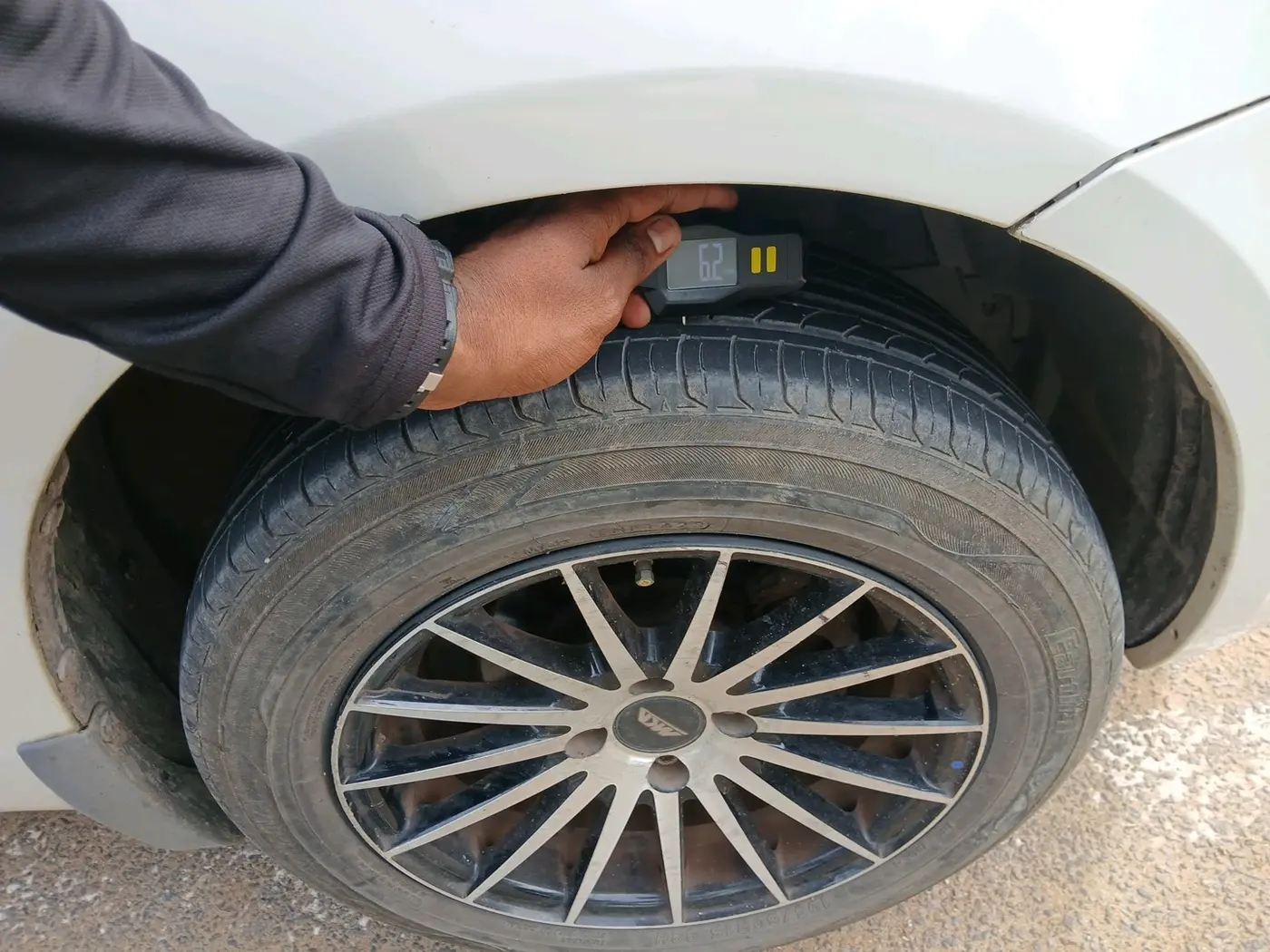 2015 Maruti Swift VXI, Petrol, Manual, 65,305 km, tyre