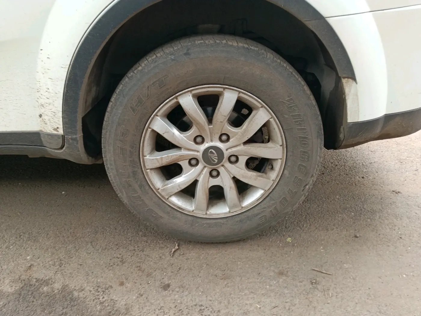 2015 Mahindra XUV500 W10, Diesel, Manual, 1,25,225 km, tyre