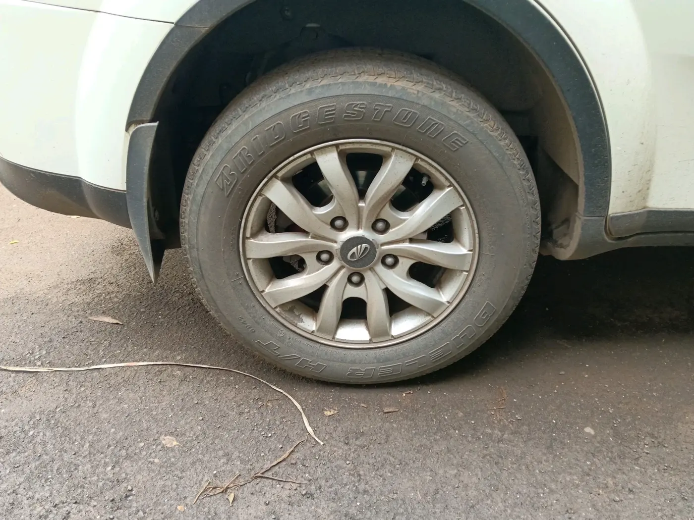 2015 Mahindra XUV500 W10, Diesel, Manual, 1,25,225 km, tyre