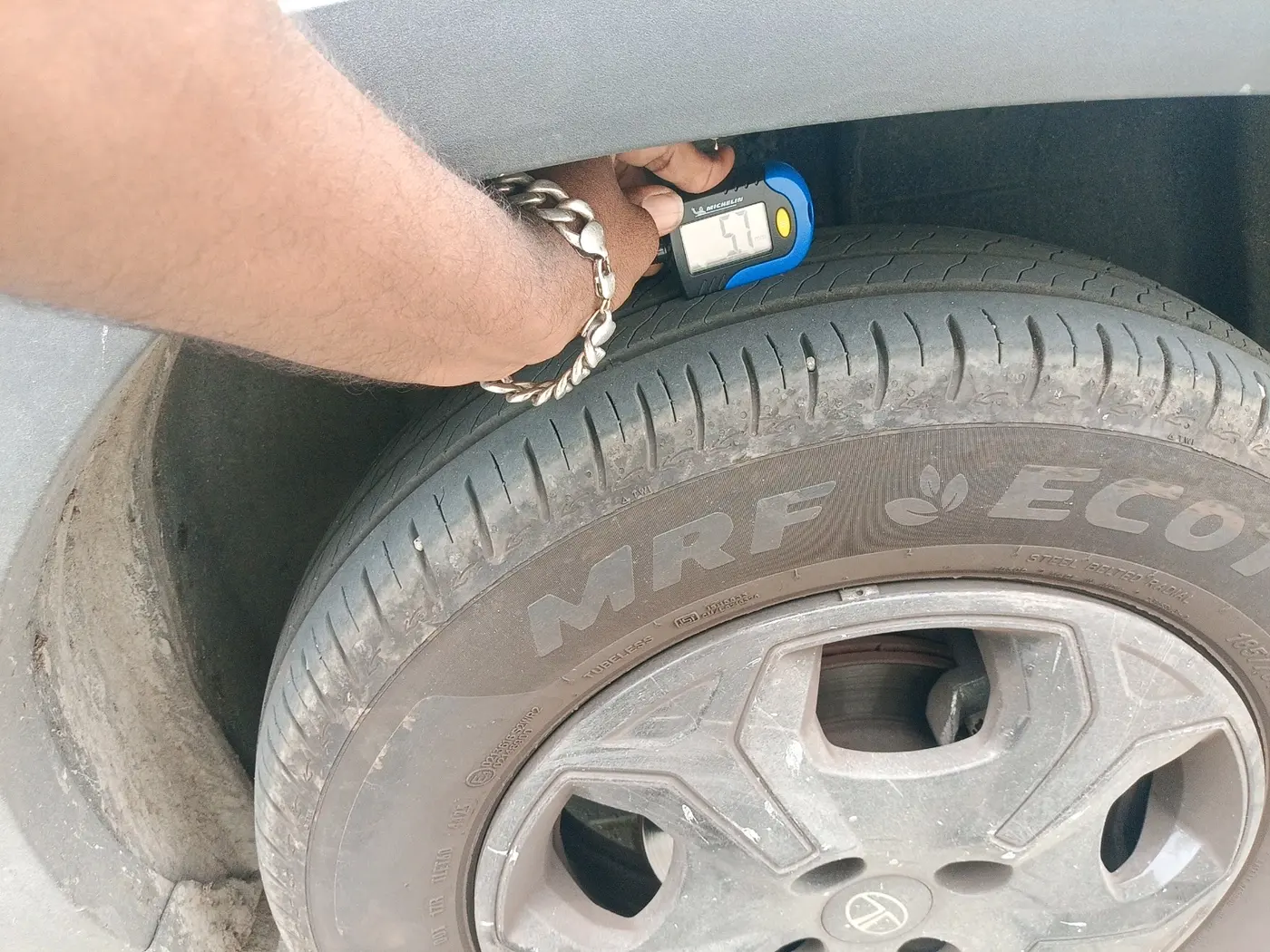 2025 Tata PUNCH Accomplished Plus AMT, Petrol, Automatic, 11,717 km, tyre