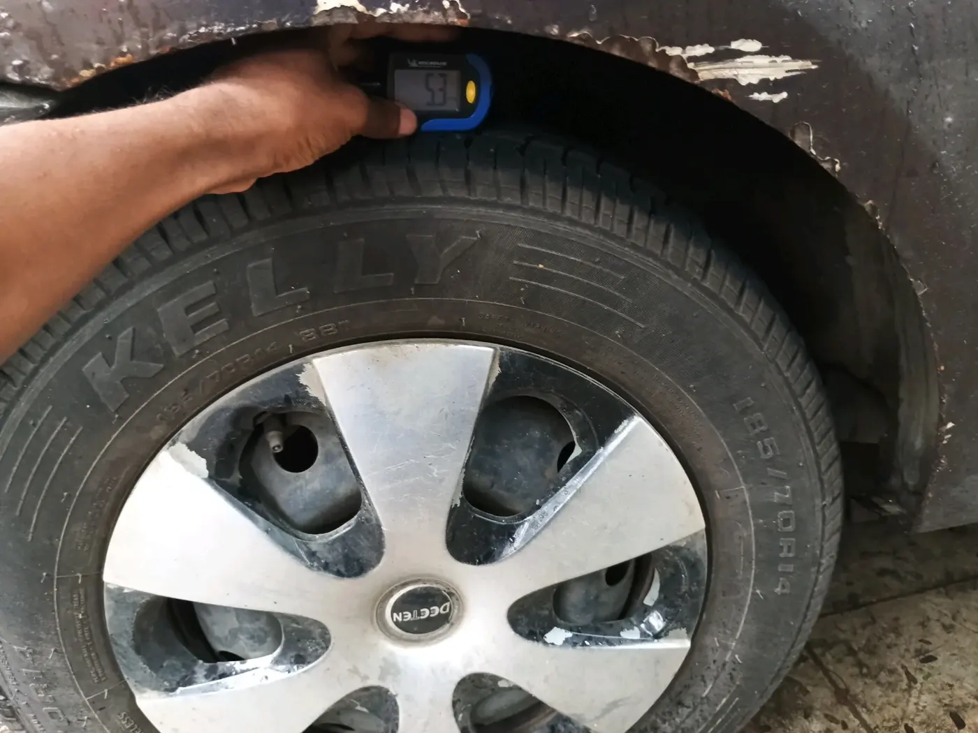 2011 Mahindra Verito 1.4 G4, CNG, Manual, 92,846 km, tyre