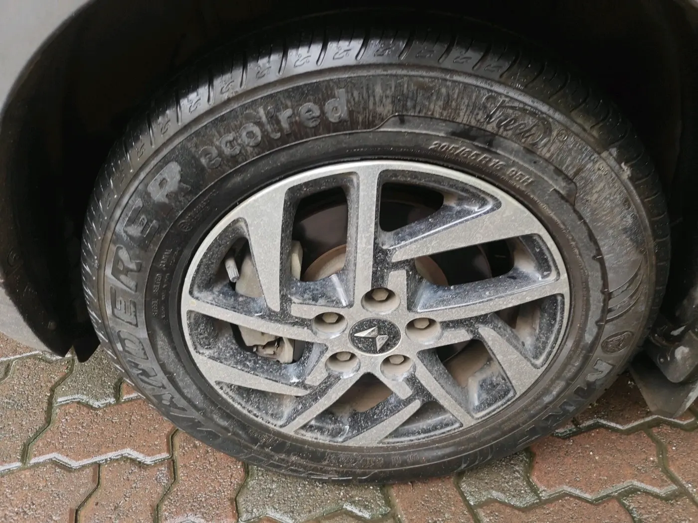 2024 Mahindra XUV 3XO AX5 1.2 L TCMPFI AT, Petrol, Automatic, 11,773 km, tyre