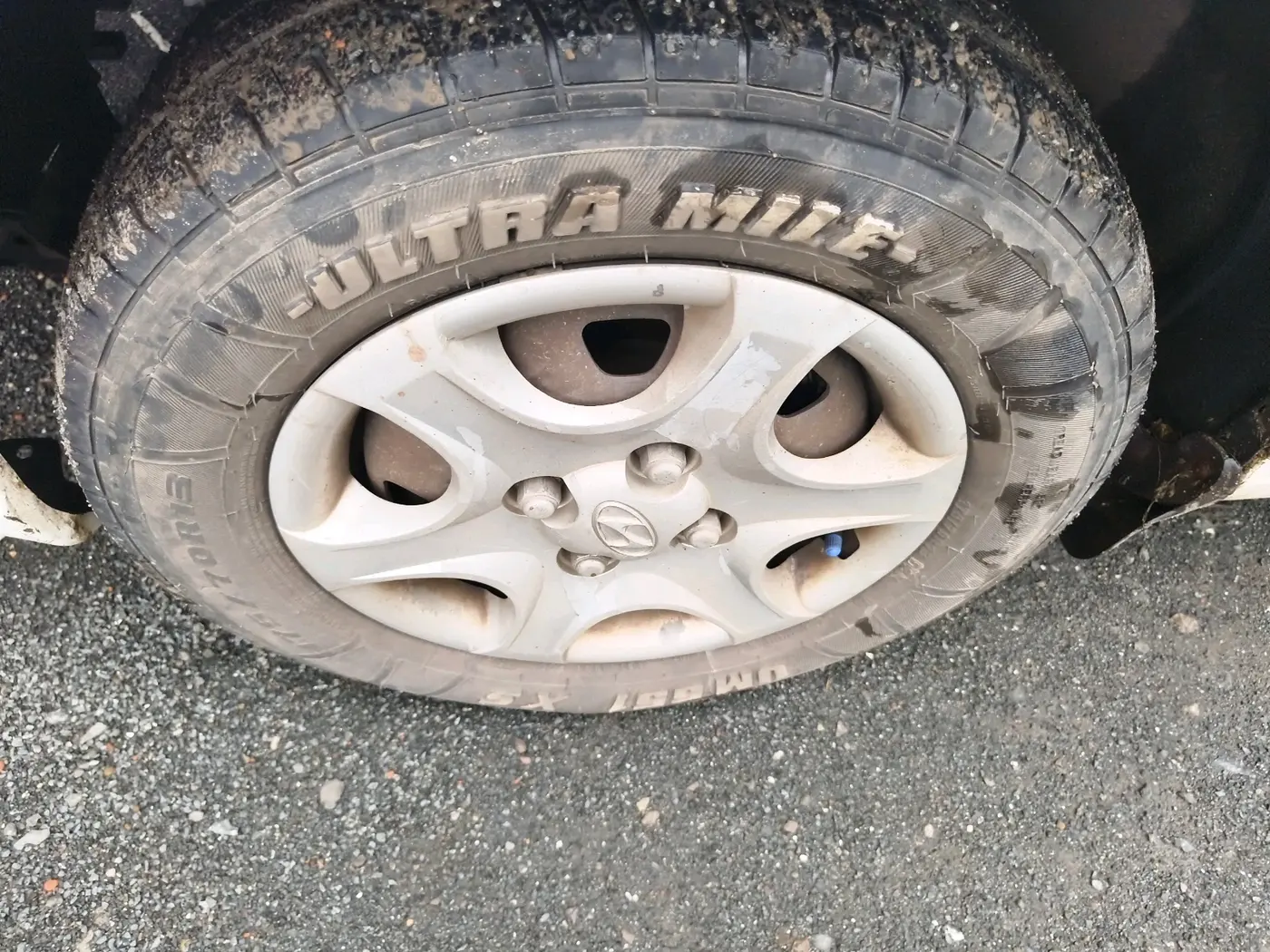 2011 Hyundai Accent GLE, CNG, Manual, 1,72,140 km, tyre