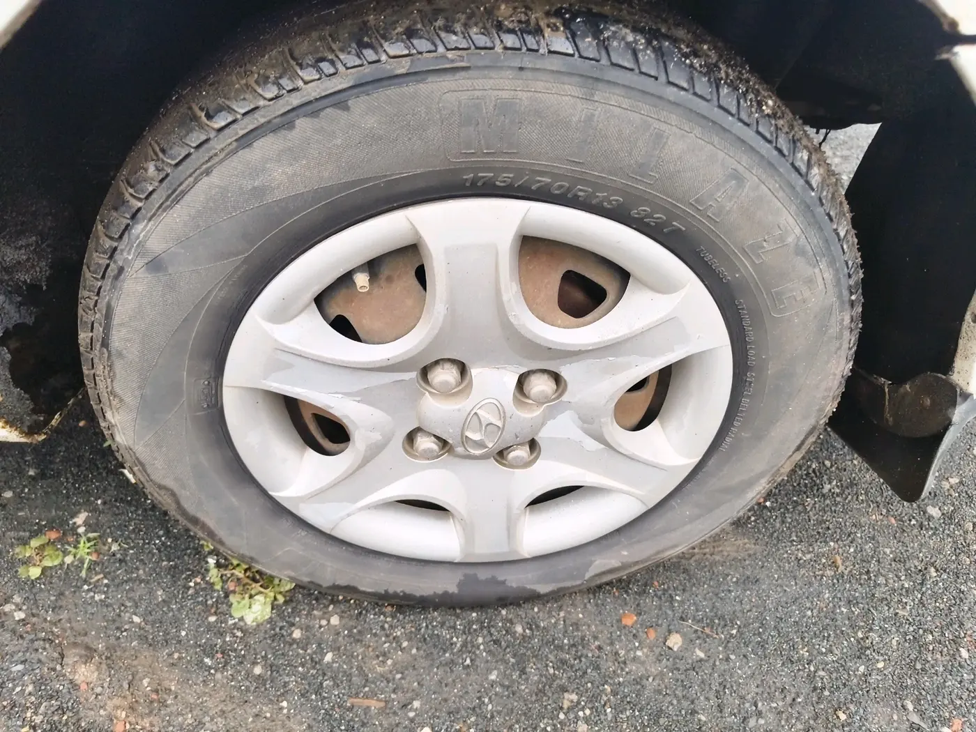 2011 Hyundai Accent GLE, CNG, Manual, 1,72,140 km, tyre