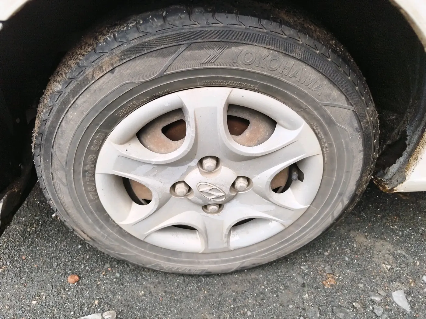 2011 Hyundai Accent GLE, CNG, Manual, 1,72,140 km, tyre