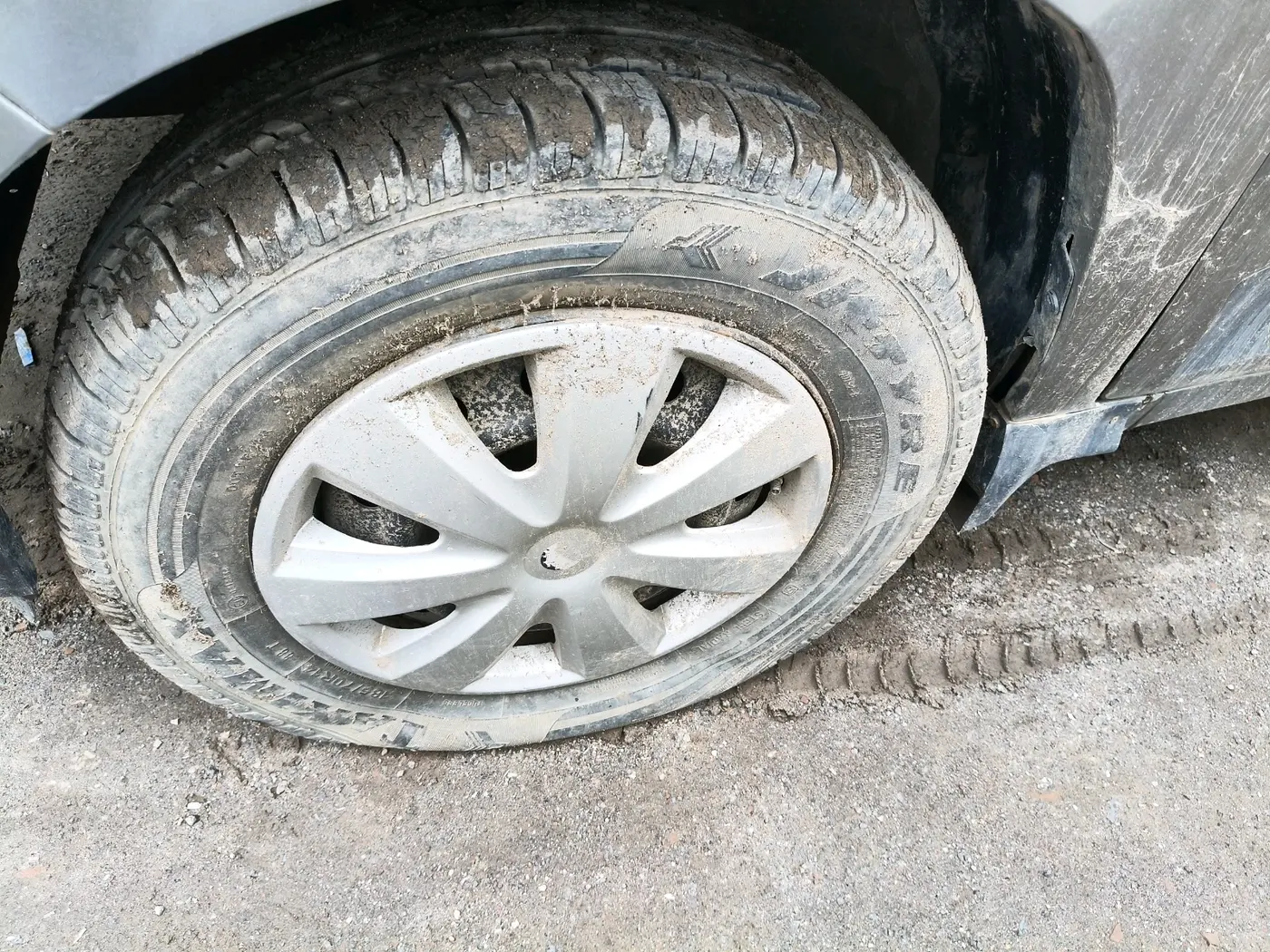 2017 Mahindra Kuv100 K2 6 STR, CNG, Manual, 41,779 km, tyre