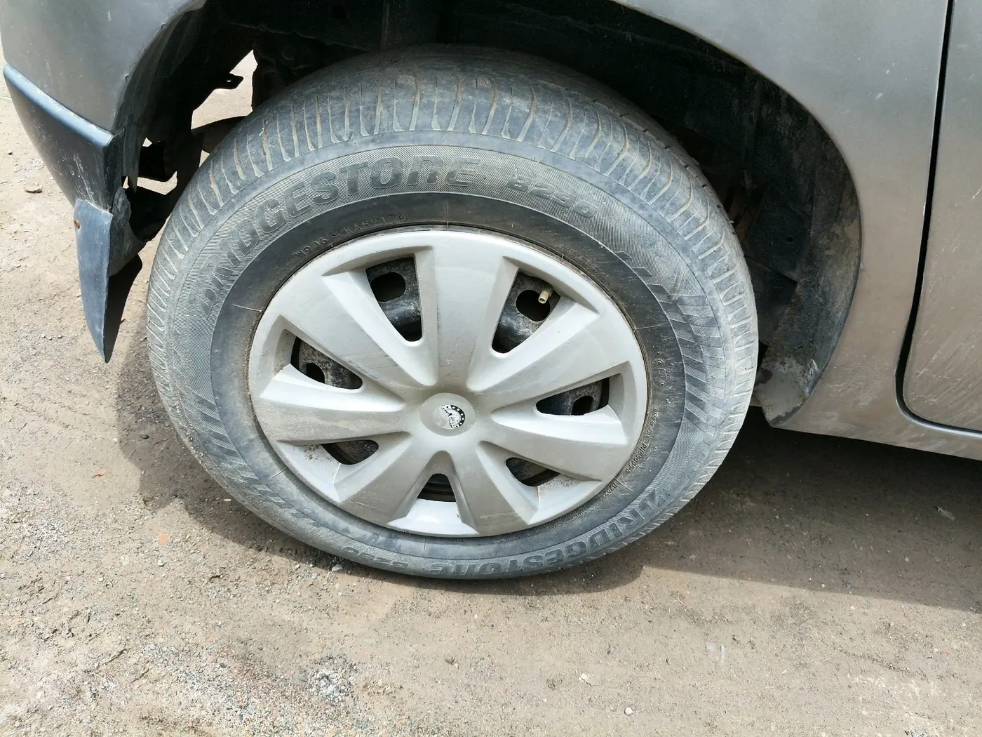 2017 Mahindra Kuv100 K2 6 STR, CNG, Manual, 41,779 km, tyre