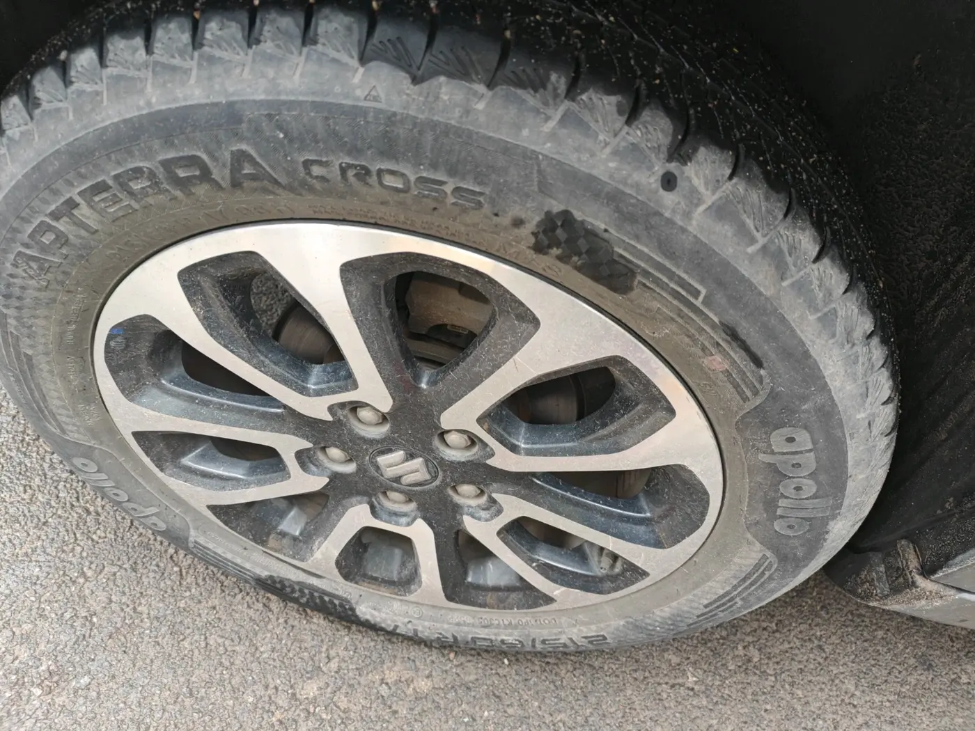 2022 Maruti Grand Vitara ZETA SMART HYBRID AT, Petrol, Automatic, 30,558 km, tyre