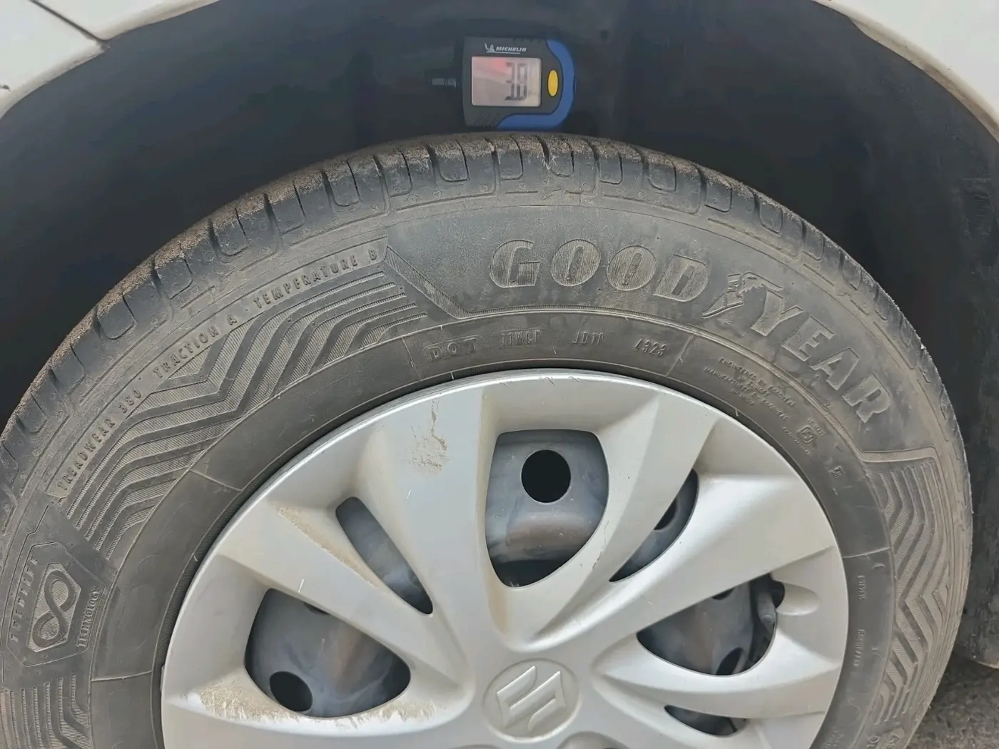 2020 Maruti Swift VXI, Petrol, Manual, 1,28,715 km, tyre