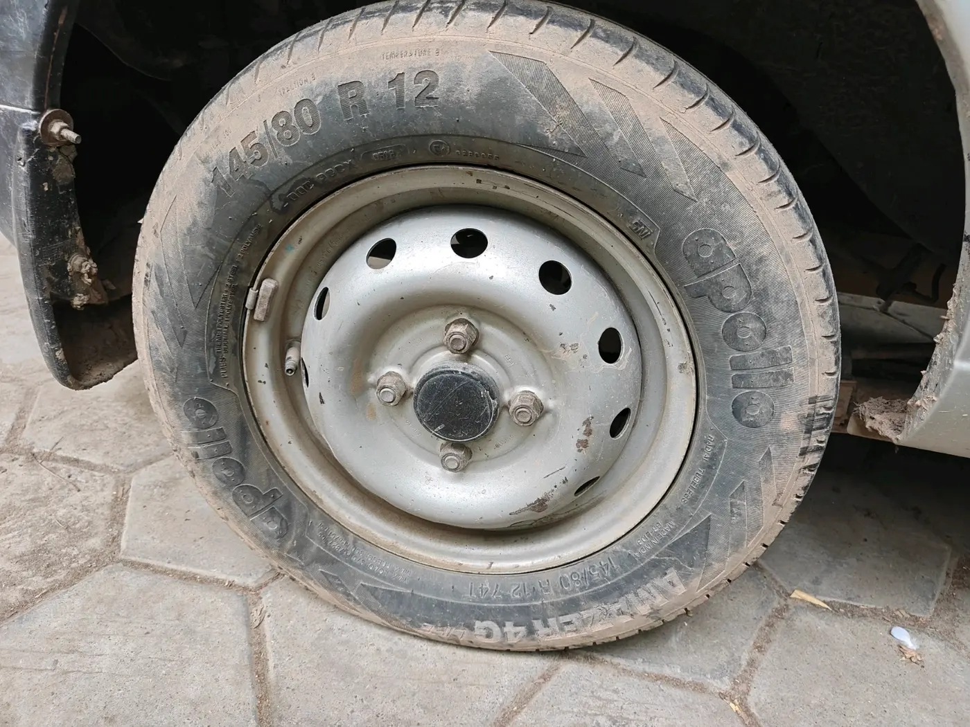 2011 Maruti Alto LXI, CNG, Manual, 1,06,897 km, tyre