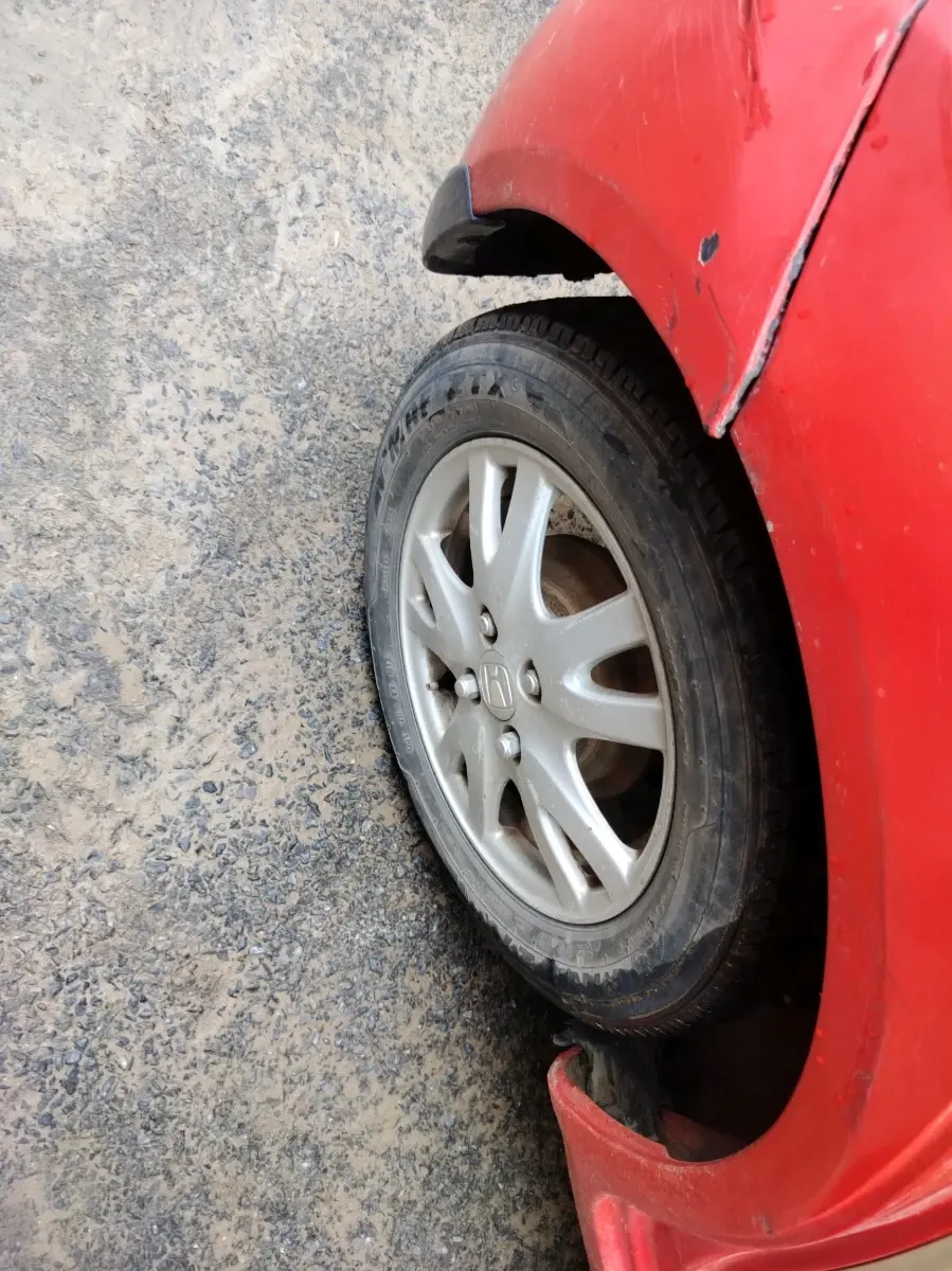2011 Honda Brio V MT, CNG, Manual, 97,577 km, tyre
