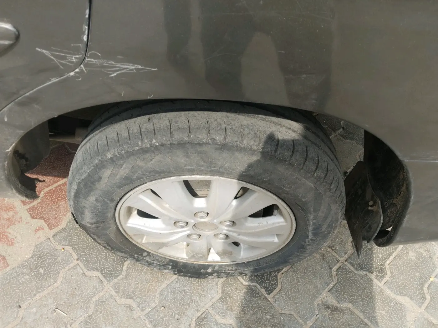 2011 Toyota Innova V 2.5 7 STR, Diesel, Manual, 3,54,517 km, tyre