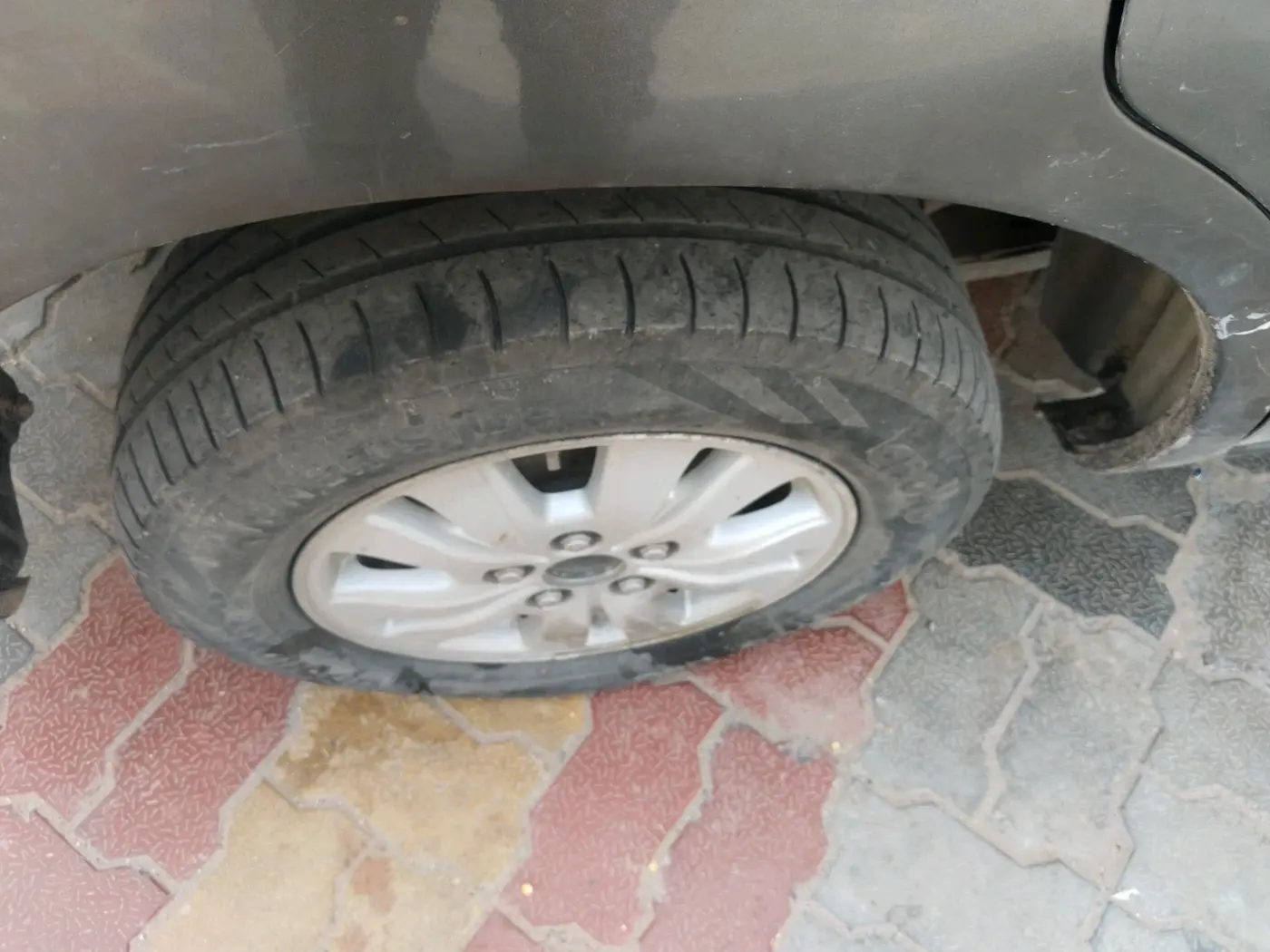 2011 Toyota Innova V 2.5 7 STR, Diesel, Manual, 3,54,517 km, tyre