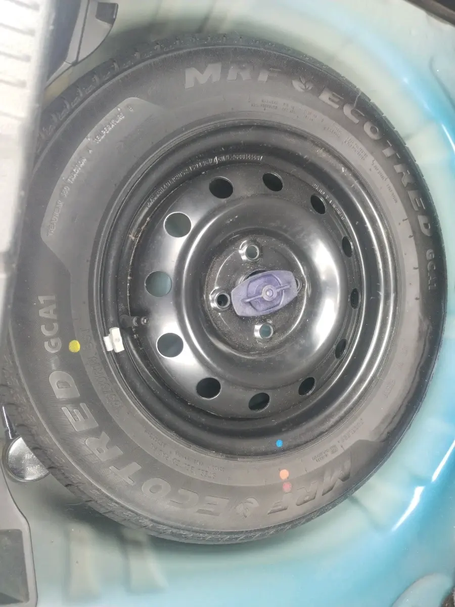 2025 Maruti Swift VXi, Petrol, Manual, 10,049 km, tyre