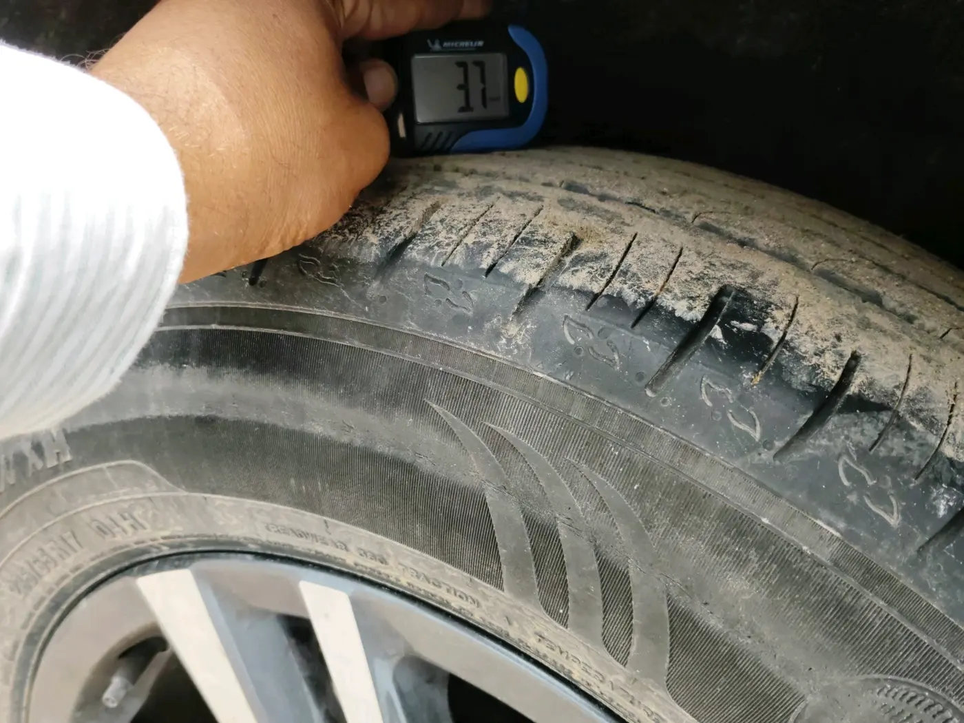 2023 Mahindra XUV700 AX 5 P AT 5 STR, Petrol, Automatic, 35,911 km, tyre
