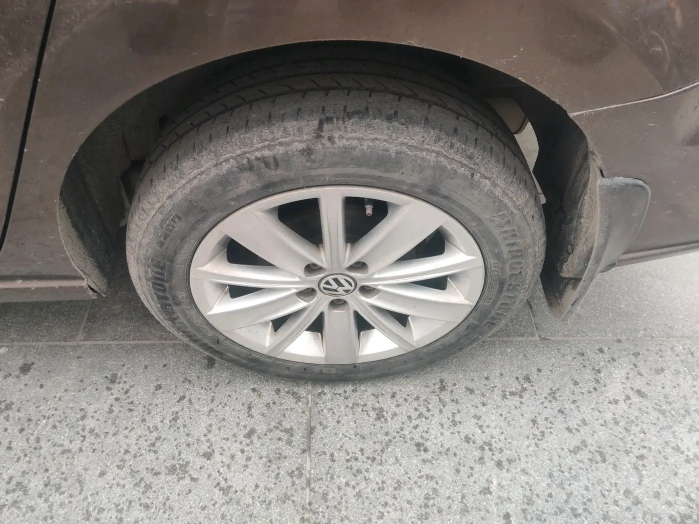2016 Volkswagen Vento 1.2 TSI HIGHLINE PLUS AT, Petrol, Automatic, 1,07,346 km, tyre