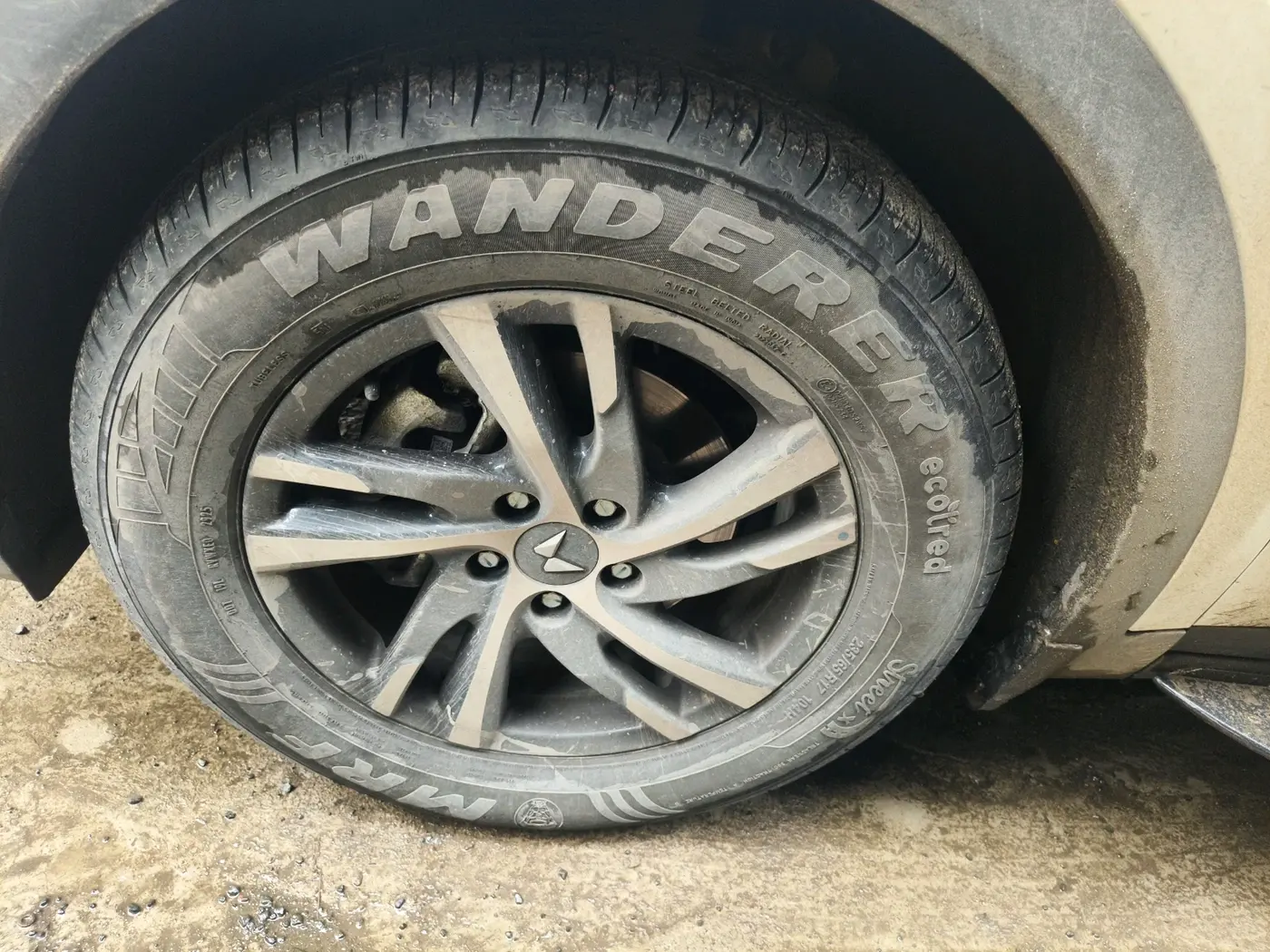 2025 Mahindra XUV700 AX5 Select Diesel MT 7 STR, Diesel, Manual, 5,090 km, tyre